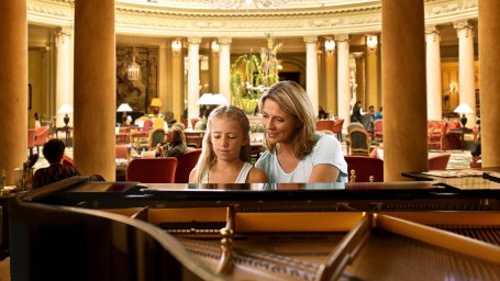 Высококлассный ресторан может похвастаться живыми уроками игры на фортепиано