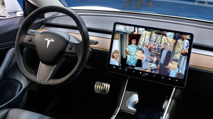 Новая функция Tesla «Воспоминания» отображает фотографии из жизни водителя на приборной панели до того, как автомобиль взорвется