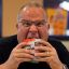 Исследование выяснило, что большинство американцев больше не утруждают себя разворачиванием гамбургеров