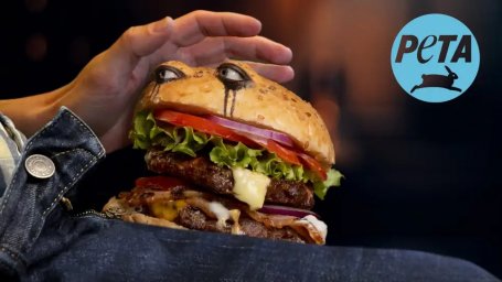 Тревожная реклама PETA показывает рыдающий бургер, делающий мужчине минет