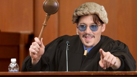 Джонни Депп сорвал заседание суда о клевете, выскочив в судейской мантии и стуча огромным молотком