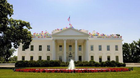 Трамп привязал тысячи воздушных шаров к крыше Белого дома в попытке уплыть от импичмента