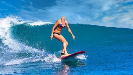 Мотивирующая женщина стала профессиональным серфером, несмотря на то, что акула откусила ей голову