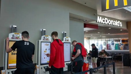 McDonald's тестирует новый киоск для самостоятельного заказа, который плачет, когда на него кричат клиенты