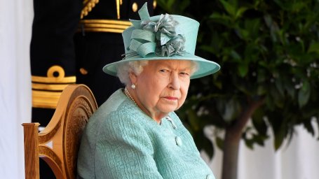 Королева Елизавета отругала принца Эндрю за секс с несовершеннолетними, не принадлежащими к королевской семье