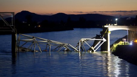 Отчет: Рухнувшие мосты в США ежегодно спасают сотни американцев от прыжков с них