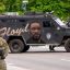 Миннеаполис чтит жертв жестокости полиции, посвящая бронетехнику Джорджу Флойду