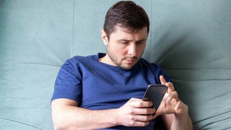 Мужчина ловит себя на том, что прокручивает социальные сети тогда, когда он должен мастурбировать