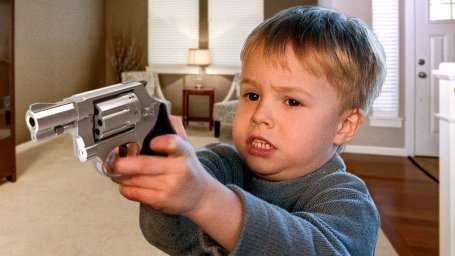 Измученные в самоизоляции родители изо всех сил стараются ограничить ребенка с помощью пистолета