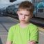 Ребенок, которого ангел спас с железнодорожных путей, немного разочарован, что это был не Человек-паук