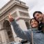 Тупые туристы в Париже таращатся на великолепие величайших архитектурных произведений в истории
