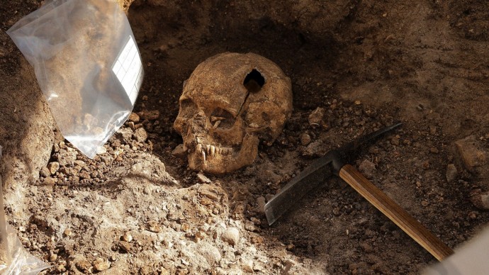 Окаменелый скелет показывает, что древний человек, вероятно, умер от того, что ему размозжили череп археологической киркой