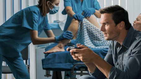 Любовь и поддержка: Этот человек принес свой Xbox в родильную палату, чтобы его жена могла смотреть, как он играет в "Assassin's Creed"