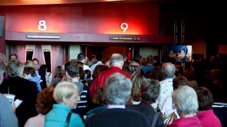 Толпы в кинотеатрах, пытаются успеть на последний показ фильма "Соник" до заражения коронавирусом