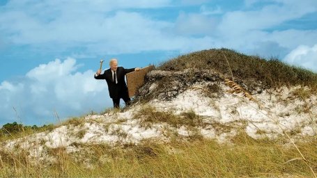 Президент Байден забивал доску в песок, для начала восстановительных работ после урагана