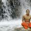 Медитирующий монах повёл себя, как последний осёл, заняв лучшее место для медитации под водопадом на целый час