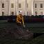 Секретная служба обнаружила, что Байден пытался выкопать себе могилу на лужайке перед Белым домом