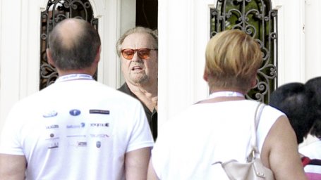 Голливудская экскурсионная группа туристов, останавливается в доме Джека Николсона для обычной проверки его здоровья
