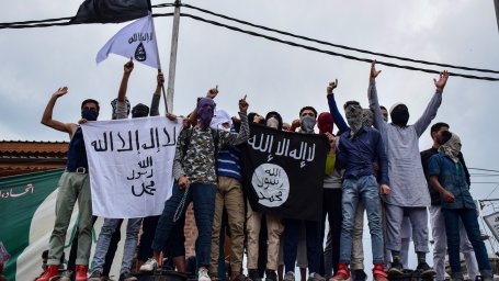 Ликующие узники из группировки ИГИЛ приветствуют своих американских освободителей