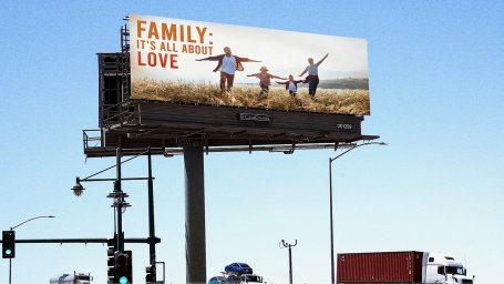 Рекламный щит со счастливой семьей, почти вдохновил бросившего её отца — позвонить детям