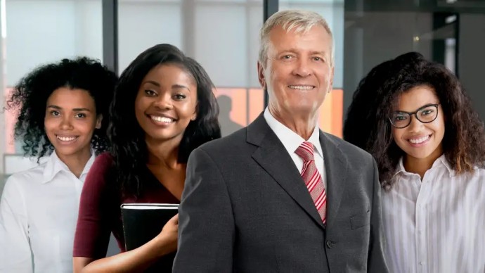 Компания рекламирует найм трех чернокожих женщин, которые будут стоять рядом с генеральным директором