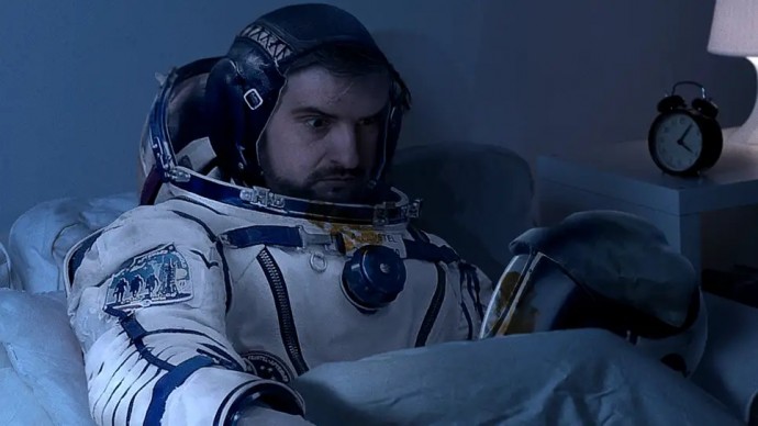 Страдающий похмельем астронавт проснулся в постели, не помня о том, как он вернулся на Землю