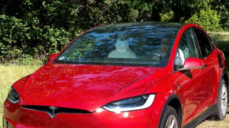 Tesla винит в ошибке пользователей в том, что автомобиль блокирует окна, что вызывает удушье владельцев заживо