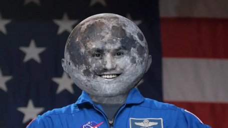 Астронавта явно выбрали для миссии только потому, что он замешан в связях с Луной