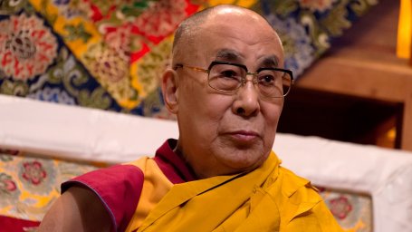“Новый День, Все Та Же Чушь”, - шепчет Далай-Лама, прежде чем надеть улыбку и поприветствовать толпу