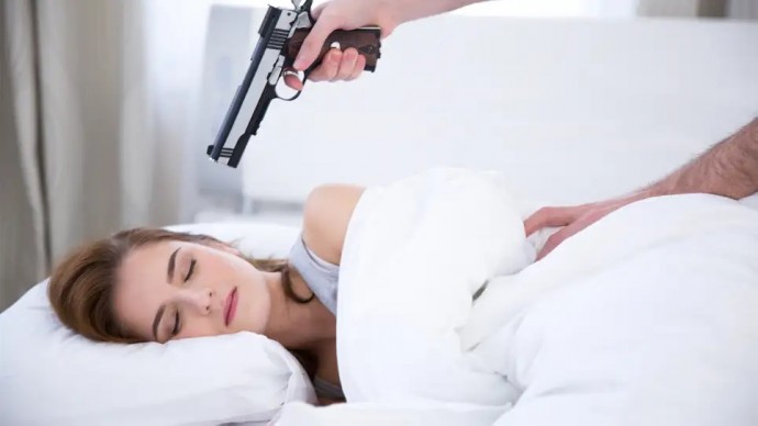Исследование показало, что женатые тратят 40 минут каждый год, направляя пистолет на спящего супруга