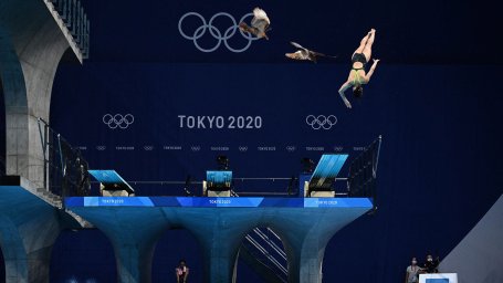 Олимпийские дайверы мучаются из-за ястребов, которые свили гнездо на соседней платформе