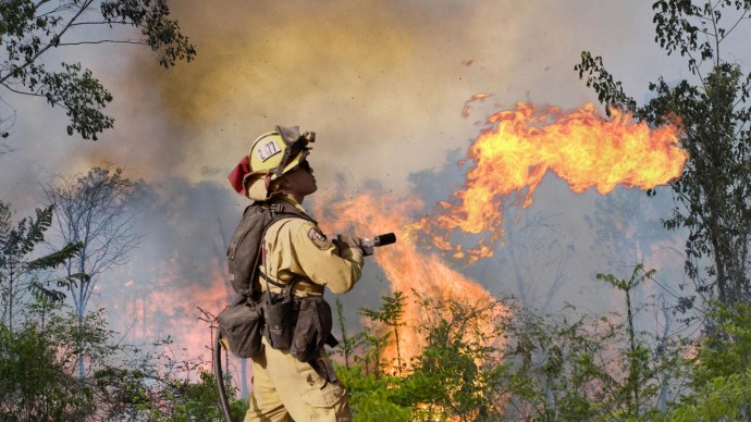 Бразилия раздаёт пожарным огнемёты