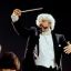 Дирижер филармонического оркестра дисквалифицирован на 8 концертов за использование облегчённой пробковой палочки