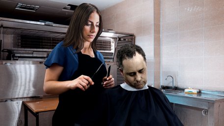 Студенка-парикмахер боится стричь трупы