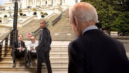 Нервный Байден проскользнул мимо грозной компании сенаторов, курящих травку на ступенях Капитолия