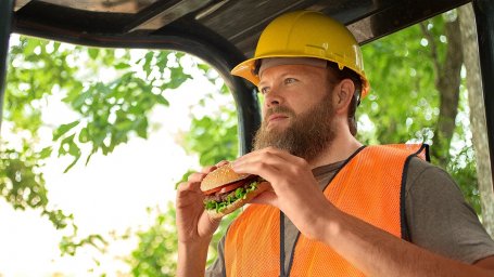 Человек в шоке, узнав о воздействии на окружающую среду одного гамбургера во время движении на бульдозере по Амазонке