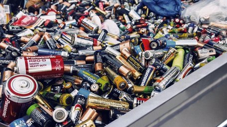 На мусорном заводе опасных отходов Вудбриджа, запихивают батарейки в ящик до тех пор, пока они не решат, что с ними делать