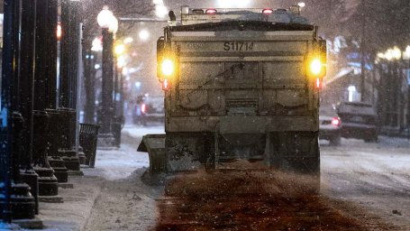 Чикагские дорожные рабочие чистят от льда дороги, выливая горячую говяжью кровь