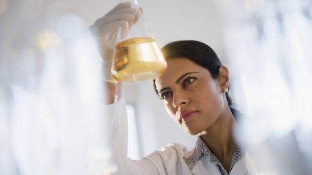 Американцы готовы доверять научным знаниям любого, кто держит стеклянную мензурку на свету