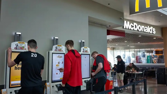 McDonald's тестирует новый киоск для самостоятельного заказа, который плачет, когда на него кричат клиенты