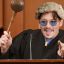 Джонни Депп сорвал заседание суда о клевете, выскочив в судейской мантии и стуча огромным молотком