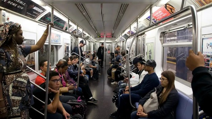 Невежественные пассажиры прошли мимо всемирно известного мастурбатора в метро, даже не осознавая этого