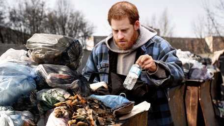 Бездомный и взъерошенный принц Гарри был замечен за едой из мусорного бака