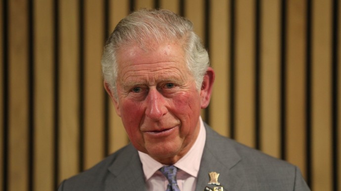 Королевская семья приказывает гражданам покинуть Великобританию, пока принц Чарльз не поправится