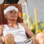Эксперты предупреждают, что жара может привести к огромному росту числа итальянских дедушек без рубашек с мокрыми мочалками на голове