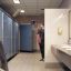 Женщина заподозрила о скрытой камере в общественном туалете после того, как заметила оператора микрофона в углу