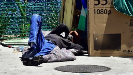 Перегревшийся бездомный галлюцинирует, будто он живёт в сострадательном обществе