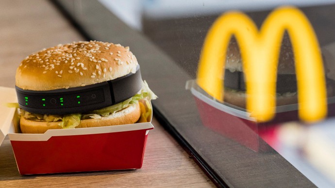 Критики предупреждают, что зарплата в 15 долларов заставит McDonald's заменить котлеты в бургерах роботами