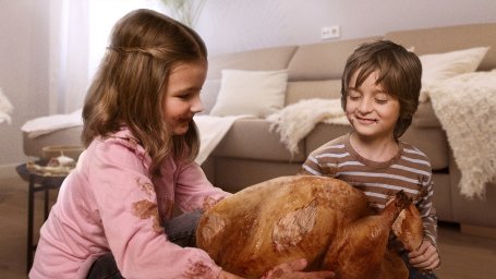 Родители разрешили возбужденным детям разорвать одну индейку в канун Дня благодарения