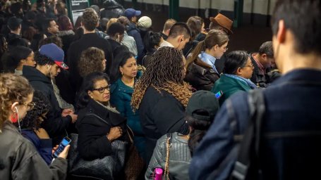 В метро объявили о задержке поезда из-за красивой случайности жизни